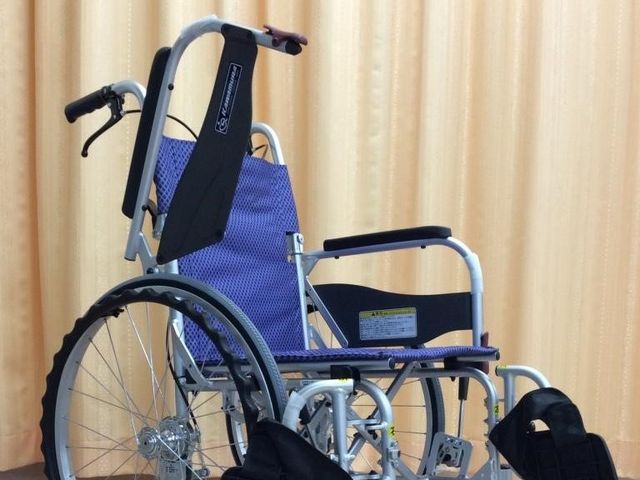 車椅子が置かれた機能訓練室 機能訓練室   背もたれ付きの車椅子が置かれた、落ち着いた空間です。利用者の移動や訓練を支える備えがある様子がうかがえます。