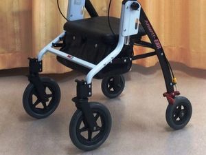 歩行補助具のある居室  