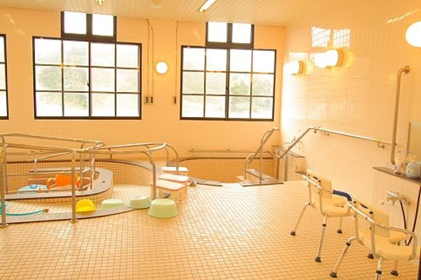 光が差し込む浴室