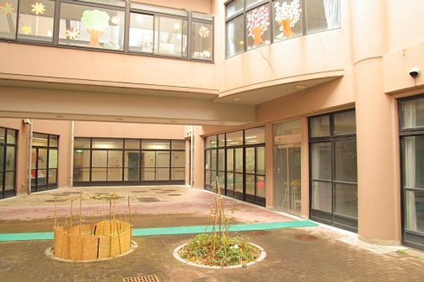 広々とした中庭