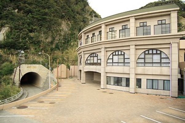 カーブが美しい施設の外観