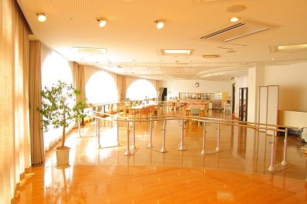 明るい広々とした室内