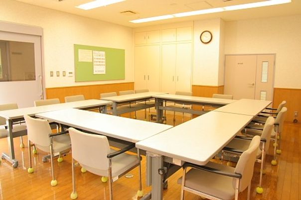 研修用テーブルと椅子の部屋