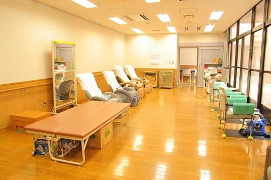 光が差し込む機能訓練室