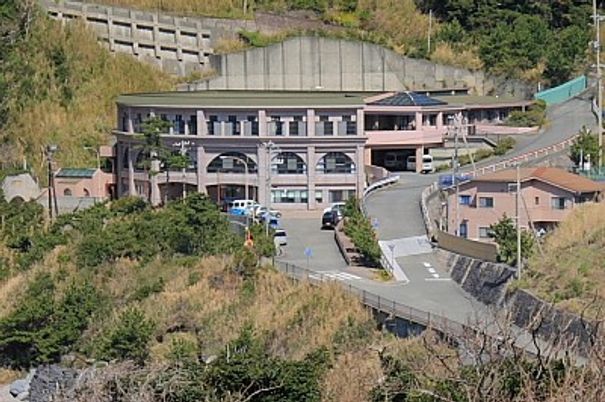 緑に囲まれた建物外観