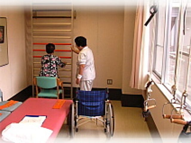 リハビリテーション室 機能訓練室 明るい空間で、専門スタッフと一緒にリハビリに取り組めます。自然光が差し込む心地よい環境です。