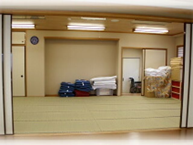 広々とした和室 和室 畳が敷かれた広い和室は、自然光が優しく差し込みます。折りたたみ式の間仕切りで、空間を自由に活用できます。