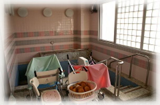 車椅子と入浴設備の浴室