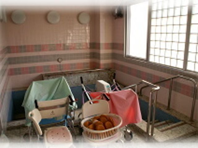 車椅子と入浴設備の浴室 浴室 安全に配慮された浴室です。補助器具が整い、利用者の方々が安心してお過ごしいただけます。
