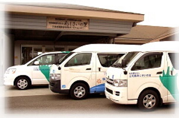 送迎車のあるエントランス