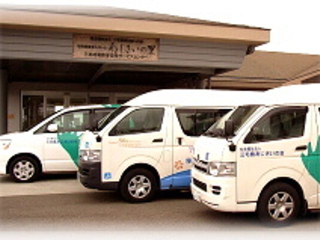 送迎車のあるエントランス エントランス 快適な送迎サービスが整っています。安心して通所を迎えることができる環境です。