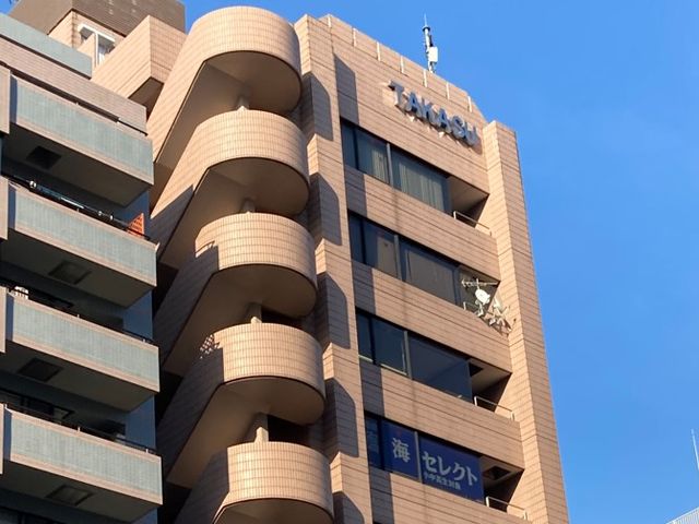 快適な外観 外観 ゆったりとしたバルコニーが見える建物です。窓からは温かな日差しが差し込むことでしょう。