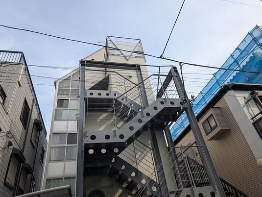 外階段のある建物外観  