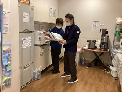 作業中のスタッフとキッチン