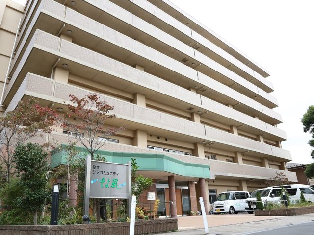 多階層の外観 外観 清潔感のある外観は、訪れる方々を安心させます。利用者の移送にも配慮したミニバンが停まっており、日々の外出支援も充実しています。
