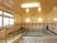 足立ケアコミュニティそよ風の浴室。バリアフリーでフラットタイプの床でそのまま浴槽に入浴できる完備がしてある。