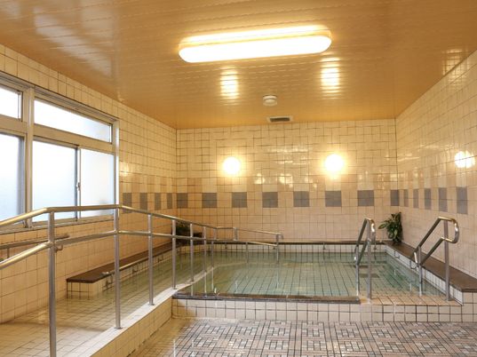 足立ケアコミュニティそよ風の浴室。バリアフリーでフラットタイプの床でそのまま浴槽に入浴できる完備がしてある。