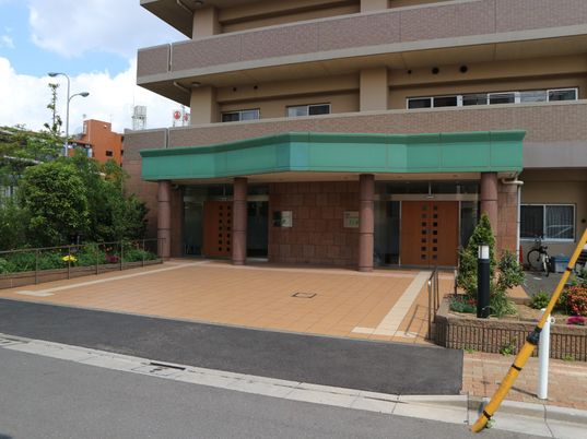 足立ケアコミュニティそよ風の外観。玄関付近には植木がたくさん植えてあり緑豊かな仕様になっている。