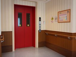 赤いエレベーターと廊下