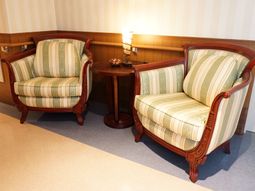 格調高い応接椅子二脚