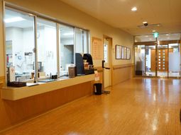 明るい受付と廊下の様子
