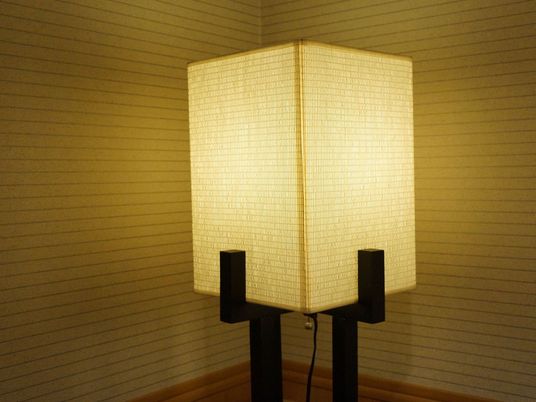 木製のスタンドに設置された間接照明である。淡い光で温かみが感じられ、デザイン性のあるものになっている。