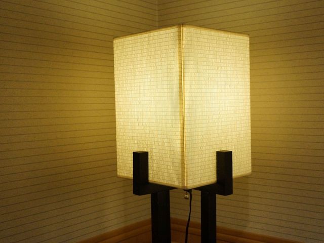 温かみのある照明器具 間接照明 和やかな雰囲気を演出する照明器具が設置されたスペースです。このような細部にも気配りが感じられる職場環境でお仕事しませんか。