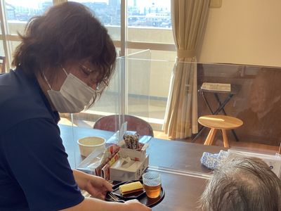 職員が食事介助