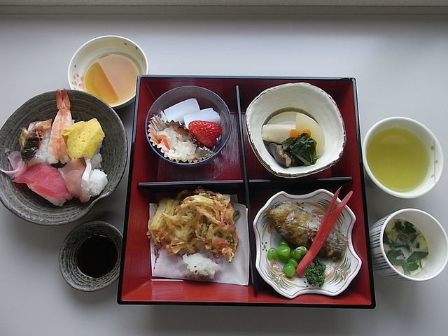 食事例 食堂 彩り豊かな食事が用意されており、食事時間を楽しむことができます。