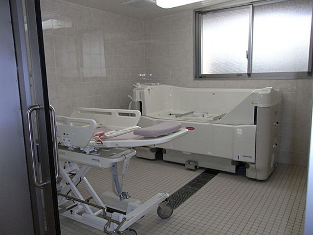 洗練された機械浴室 浴室 利用者が安心して入浴できる設備が整っています。清潔さと安全性を両立した空間です。