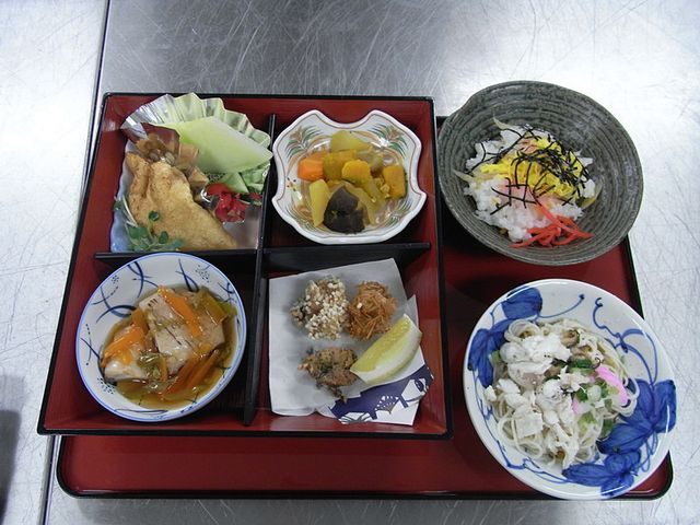 栄養豊富な食事の様子 食堂 バランスの取れたお食事は、入居者の健康をサポートします。彩りも豊かで楽しめます。