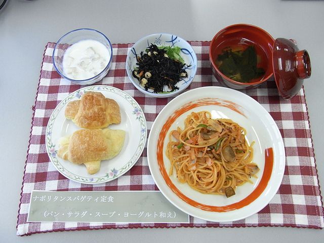 バランスの取れた食事一式 食堂 栄養バランスを考えた美味しい食事が楽しめます。デザートも含まれており、健康的です。
