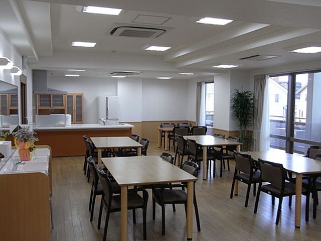 広々とした食堂 食堂 自然光が差し込む広々としたスペースで、くつろぎながら食事を楽しめます。