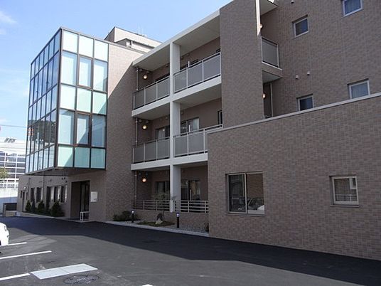 モダンな外観の建物