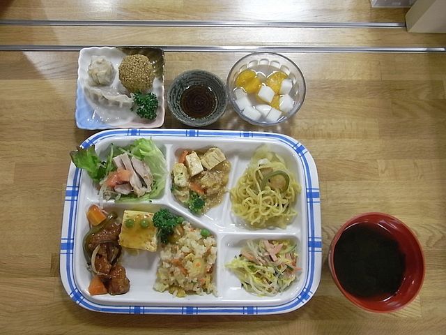 栄養豊かな料理 料理 彩り豊かな栄養バランスの良い食事が提供されています。健康を考えたメニューです。