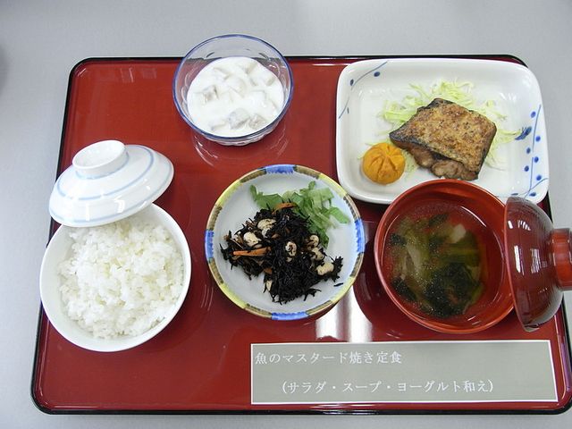 豊かな食事メニュー 食堂 栄養バランスの良い和食メニューが用意されています。四季を感じる食材を楽しめます。