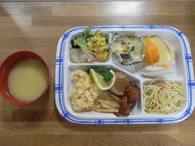彩り豊かな食事メニュー 食堂 バラエティ豊かな昼食メニューで、栄養バランスが考えられています。食欲をそそる内容です。