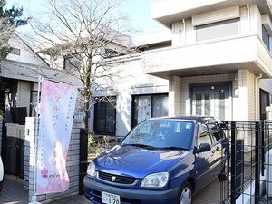 建物外観と車  
