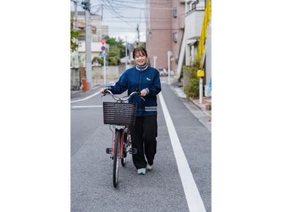 自転車に乗るスタッフ