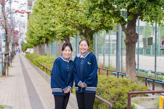 笑顔のスタッフの様子