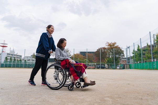 車椅子と介助者の様子