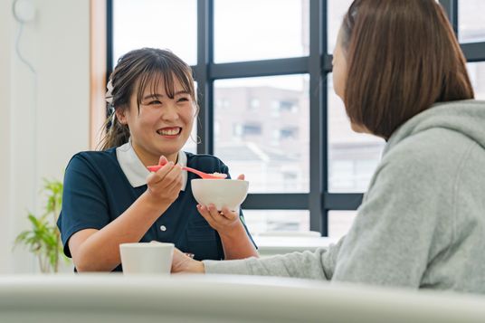 食事サポートを行う様子