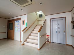 階段とエレベーターのロビー