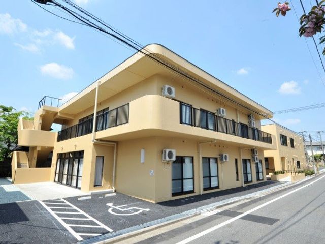 親しみやすい外観 外観 親しみやすいデザインの建物です。介護施設での働きやすい環境を提供します。