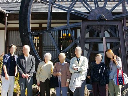 和風建築の前の人々