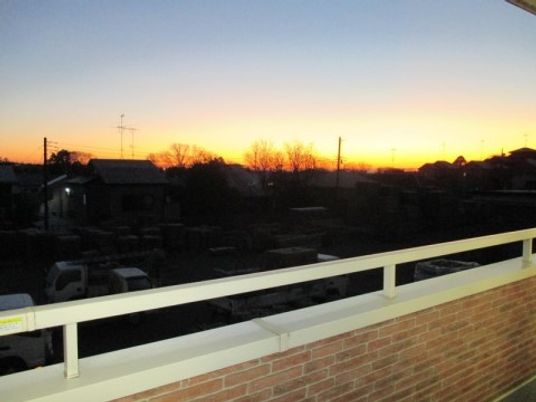 夕暮れ時のバルコニー眺望