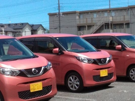 送迎車が並ぶ外観  