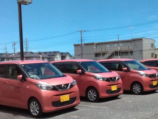 送迎車が並ぶ駐車場  