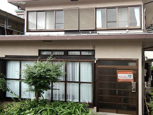 植物のある建物外観