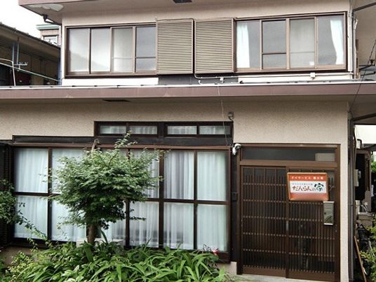 植物のある建物外観